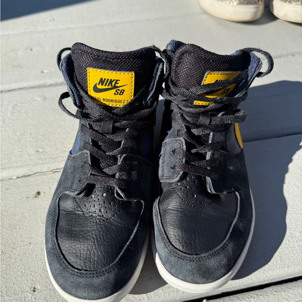 Nike SB Kids Sneakers - Black and Yellow